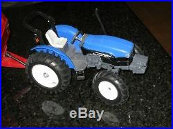 1/16 New Holland TN75 Tractor and BR780 Round Baler Ertl Scale Models