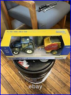 1/32 New Holland T6.180 and Round Baler Dusty Chase