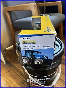 1/32 New Holland T6.180 and Round Baler Dusty Chase