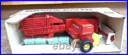 ERTL 1/16 New Holland Square Baler Diecast Metal with Box 1986 31810C0