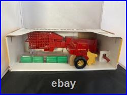 Ertl 1986 New Holland Square Baler #318 Ertl 1/16 Scale In Original Packaging