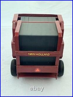 Ertl Scale Models 1/16 New Holland 660 Round Auto Baler With Bale Near Mint