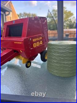 New Holland 664 Round Hay Baler With Bale 1/16 Scale