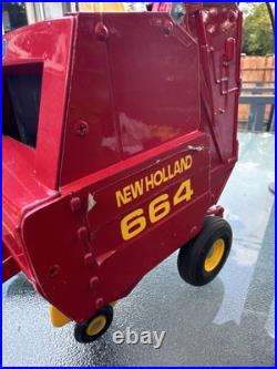 New Holland 664 Round Hay Baler With Bale 1/16 Scale