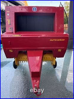 New Holland 664 Round Hay Baler With Bale 1/16 Scale