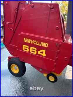 New Holland 664 Round Hay Baler With Bale 1/16 Scale