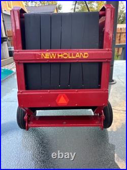 New Holland 664 Round Hay Baler With Bale 1/16 Scale