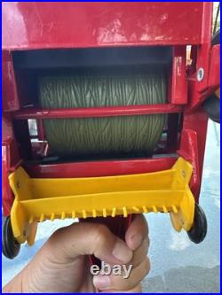 New Holland 664 Round Hay Baler With Bale 1/16 Scale