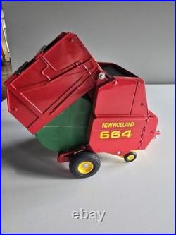 New Holland 664 Round Hay Baler With Bale 1/16 Scale in great shape