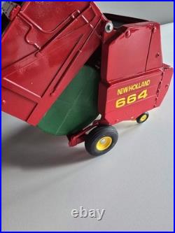 New Holland 664 Round Hay Baler With Bale 1/16 Scale in great shape