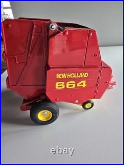 New Holland 664 Round Hay Baler With Bale 1/16 Scale in great shape