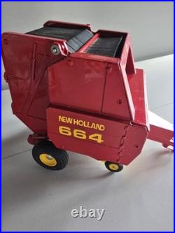 New Holland 664 Round Hay Baler With Bale 1/16 Scale in great shape