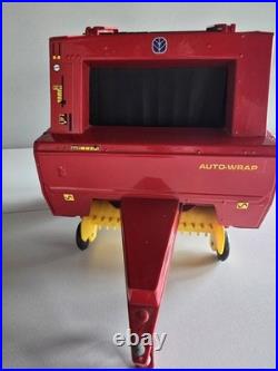 New Holland 664 Round Hay Baler With Bale 1/16 Scale in great shape