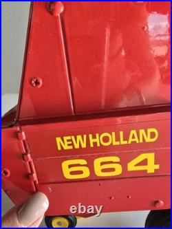 New Holland 664 Round Hay Baler With Bale 1/16 Scale in great shape