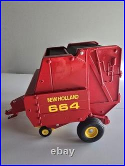 New Holland 664 Round Hay Baler With Bale 1/16 Scale in great shape