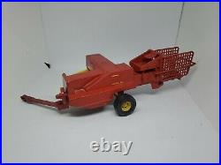 New Holland Baler 1/16 scale Made In USA