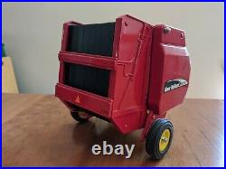 Scale Models 116 Scale New Holland BR780A Round Baler