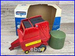 Scale Models Country Classics New Holland 660 Round Baler 1/16 Scale Die-Cast