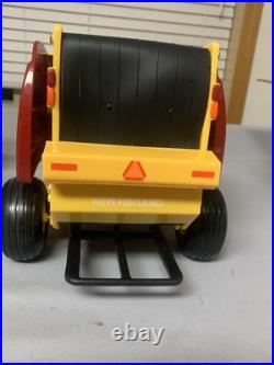 Tomy Big Farm 116 New Holland T7.270 Tractor with Loader & Roll-belt 560 Baler Tomy Big Farm 116 New Holland T7.270 Tractor with Loader & Roll-belt 560 Baler